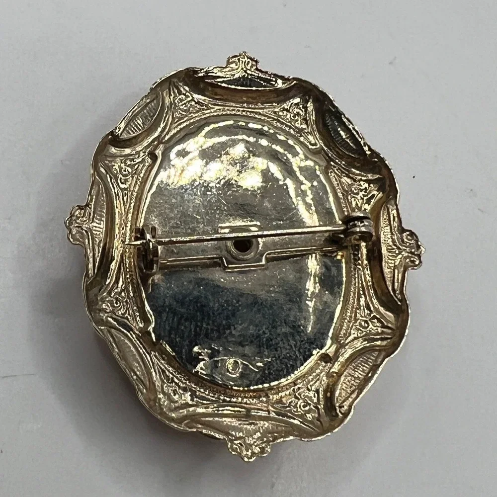Vintage Faux Cameo Brooch Gold Tone Frame Pin‎